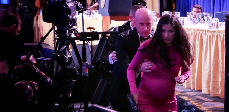 Η στιγμή της αποχώρησης του συμβούλου του Ντόναλντ Τραμπ, Στίβεν Μίλερ, με τη σύζυγό του / Getty Images