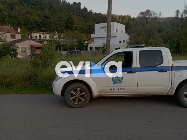 Όχημα της ΕΛΑΣ στο Πήλι Εύβοιας όπου εντοπίστηκαν ρουκέτες του στρατού 