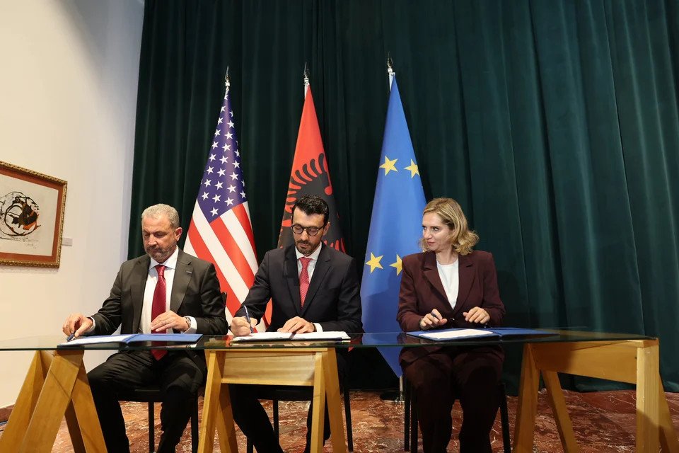 Ο Αλέξανδρος Εξάρχου στην υπογραφή της συμφωνίας