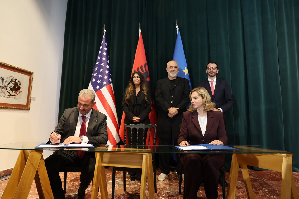 Ο Αλέξανδρος Εξάρχου στην υπογραφή της συμφωνίας 