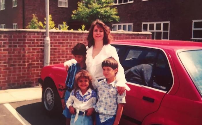 Αντίστοιχες αντιφάσεις εμφανίζονται και στην περίπτωση των Andrew Tate και Tristan Tate, δύο από τις πιο γνωστές μορφές του χώρου. Οι αδελφοί, που αντιμετωπίζουν σοβαρές κατηγορίες περί διακίνησης γυναικών στη  Ρουμανία, έχουν επανειλημμένα εξυμνήσει τη μητέρα τους, Eileen Tate, ως καθοριστική επιρροή στη ζωή τους / FACEBOOK 