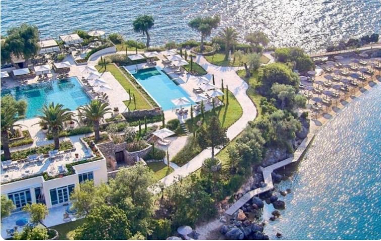 Tο πολυτελές resort συνδυάζει φυσική ομορφιά με υψηλή γαστρονομία και οικογενειακές παροχές / instagram