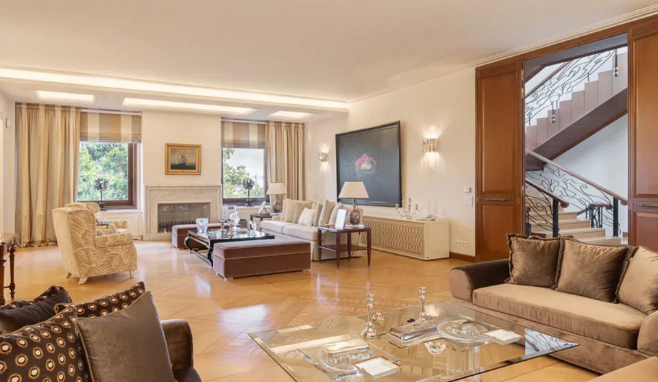 Εντυπωσιακή βίλα με εσωτερική πισίνα στη Φιλοθέη