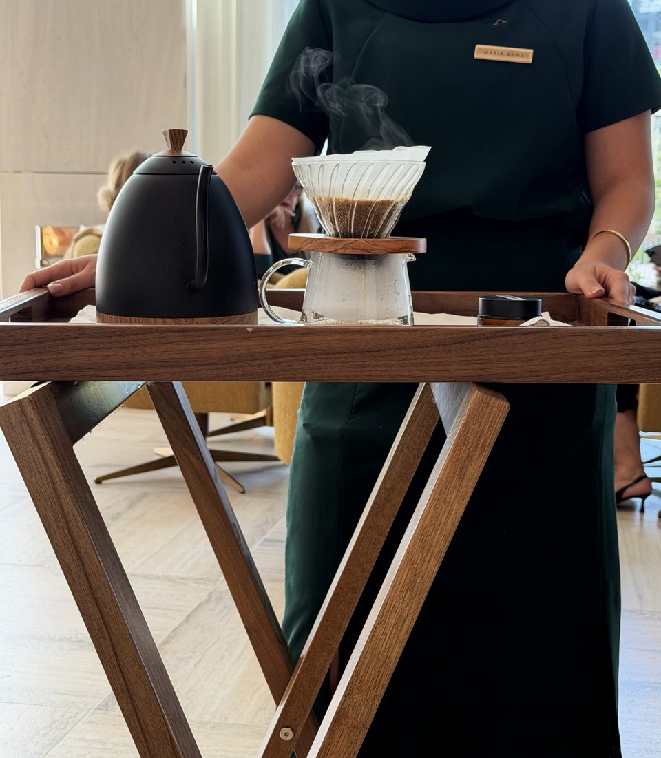 Η προετοιμασία του καφέ φίλτρου στο Ilisian και το Athenian Lounge γίνεται εμπειρία / Φωτογραφία: iefimerida