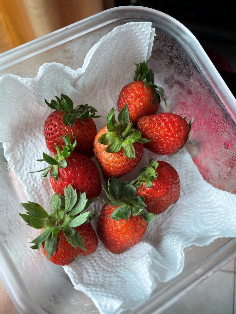 Φράουλες σε χαρτί κουζίνας για να απορροφά την υγρασία / Φωτογραφία: Shutterstock