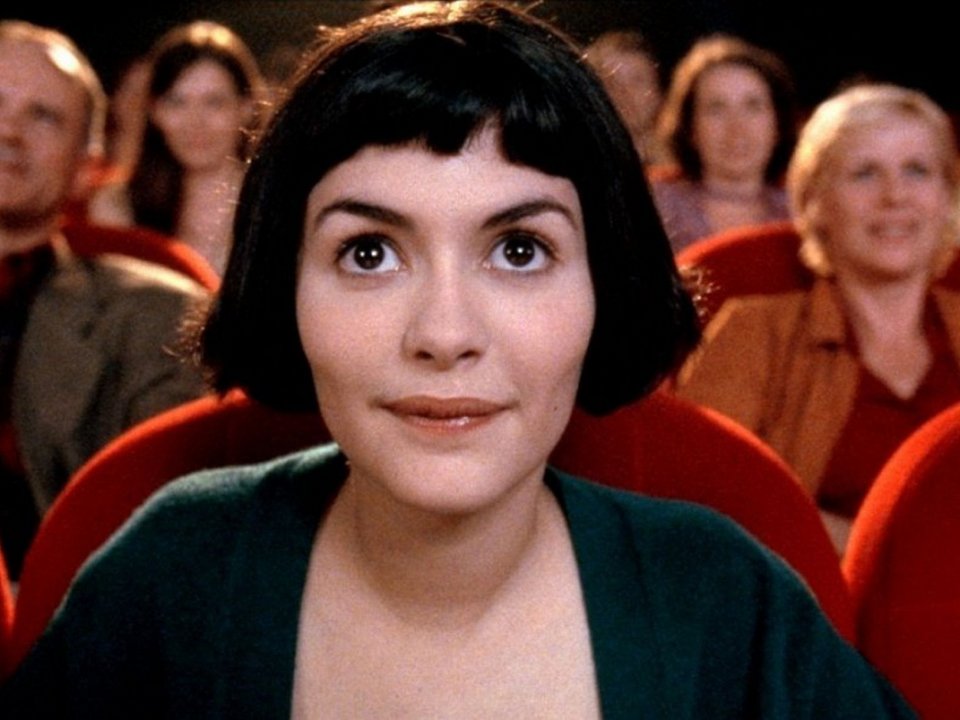 Παράλληλα, αναπτύσσει μια ιδιότυπη, έμμεση ερωτική σχέση με τον εξίσου εκκεντρικό Νινό, έναν συλλέκτη εγκαταλελειμμένων φωτογραφιών από φωτογραφικά περίπτερα κοντά στον σταθμό Gare de l’Est / IMDB