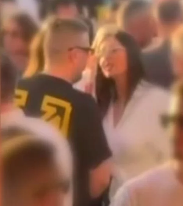 Ο Γιάννης Αϊβάζης με τη νέα σύντροφό του στο λιμάνι των Χανίων