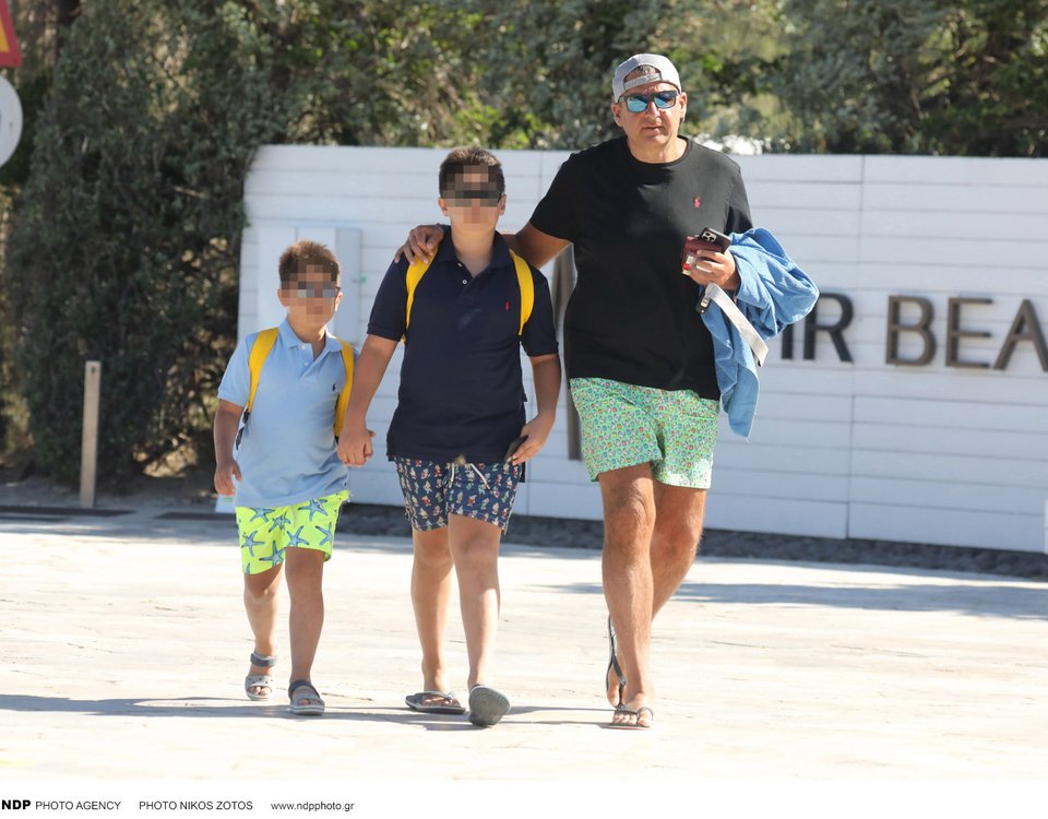 Ο Γιώργος Λιάγκας με τους δύο γιους του