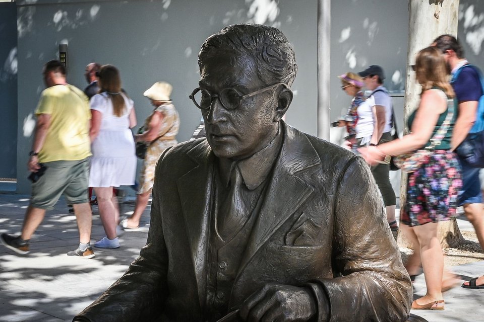 Το γλυπτό φωτίζεται από τη διακεκριμένη Ελληνίδα σχεδιάστρια φωτισμών Ελευθερία Ντεκώ