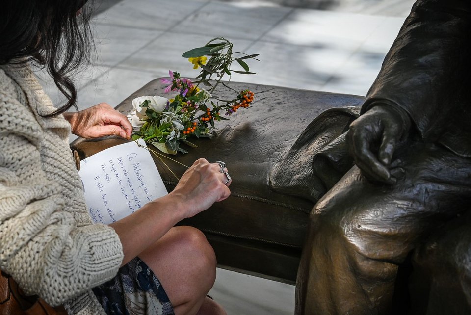 Μηνύματα και λουλούδια στο γλυπτό