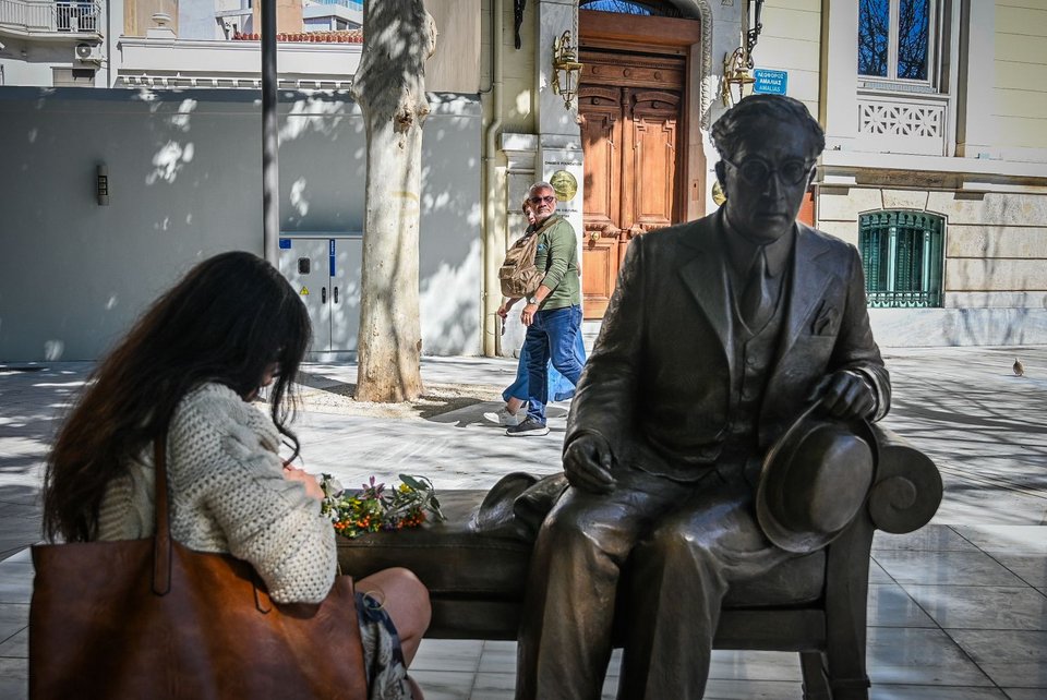 Στοιχεία όπως τα γυαλιά του ενσωματώθηκαν χάρη σε σύγχρονες τεχνολογίες τρισδιάστατης σάρωσης και εκτύπωσης, με βάση αυθεντικά αντικείμενα