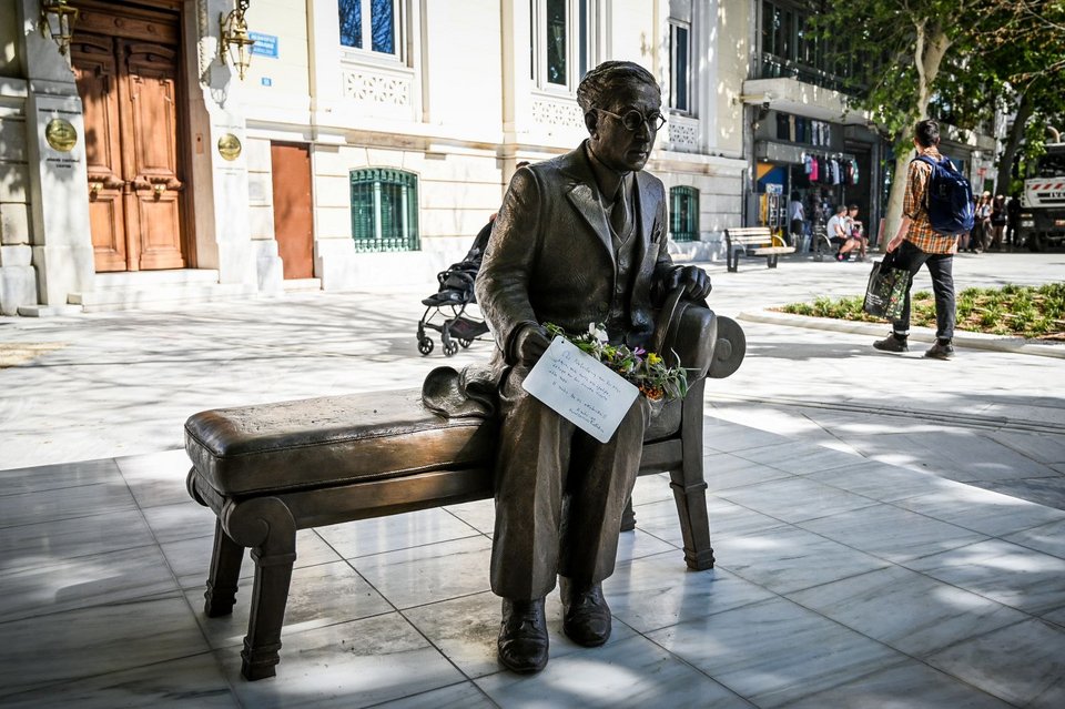 Η μορφή του Καβάφη αντλεί έμπνευση από φωτογραφία του αρχείου Καβάφη που τον απεικονίζει καθιστό σε ανάκλιντρο στο διαμέρισμά του στην οδό Λέψιους 10, στην Αλεξάνδρεια, γύρω στο 1930