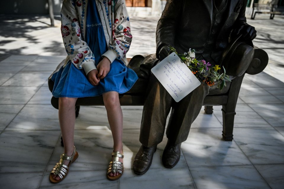 Ο Καβάφης μάς προσκαλεί να καθίσουμε δίπλα του