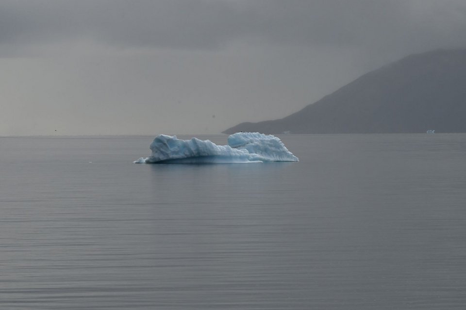 Ο πάγος γίνεται μπλε λίγο πριν λιώσει