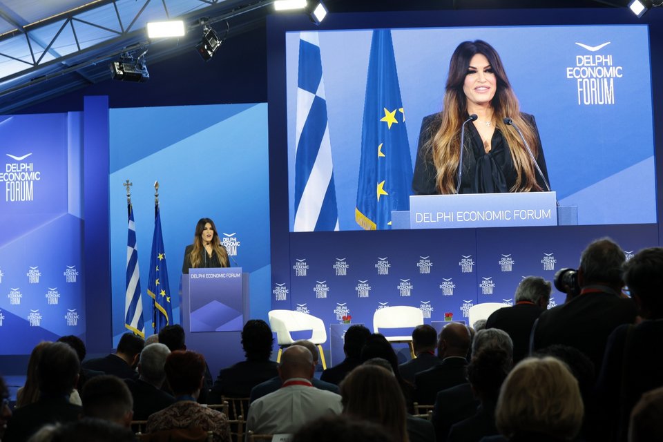 Η Αμερικανίδα πρέσβης στην Ελλάδα, Κίμπερλι Γκίλφοϊλ, στο Οικονομικό Φόρουμ των Δελφών / Intime 