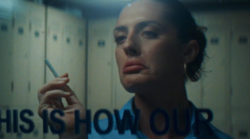 «Free Eliza» στις Κάννες. Η Ελίζα είναι μία γυναίκα που δεν μπορεί να χαμογελάσει