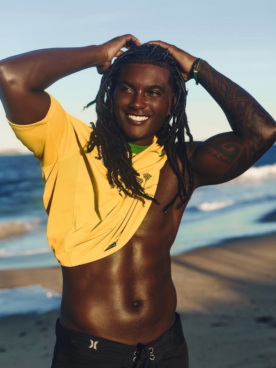 ο Hassami αποφάσισε να επενδύσει πλήρως στην εικόνα του. 