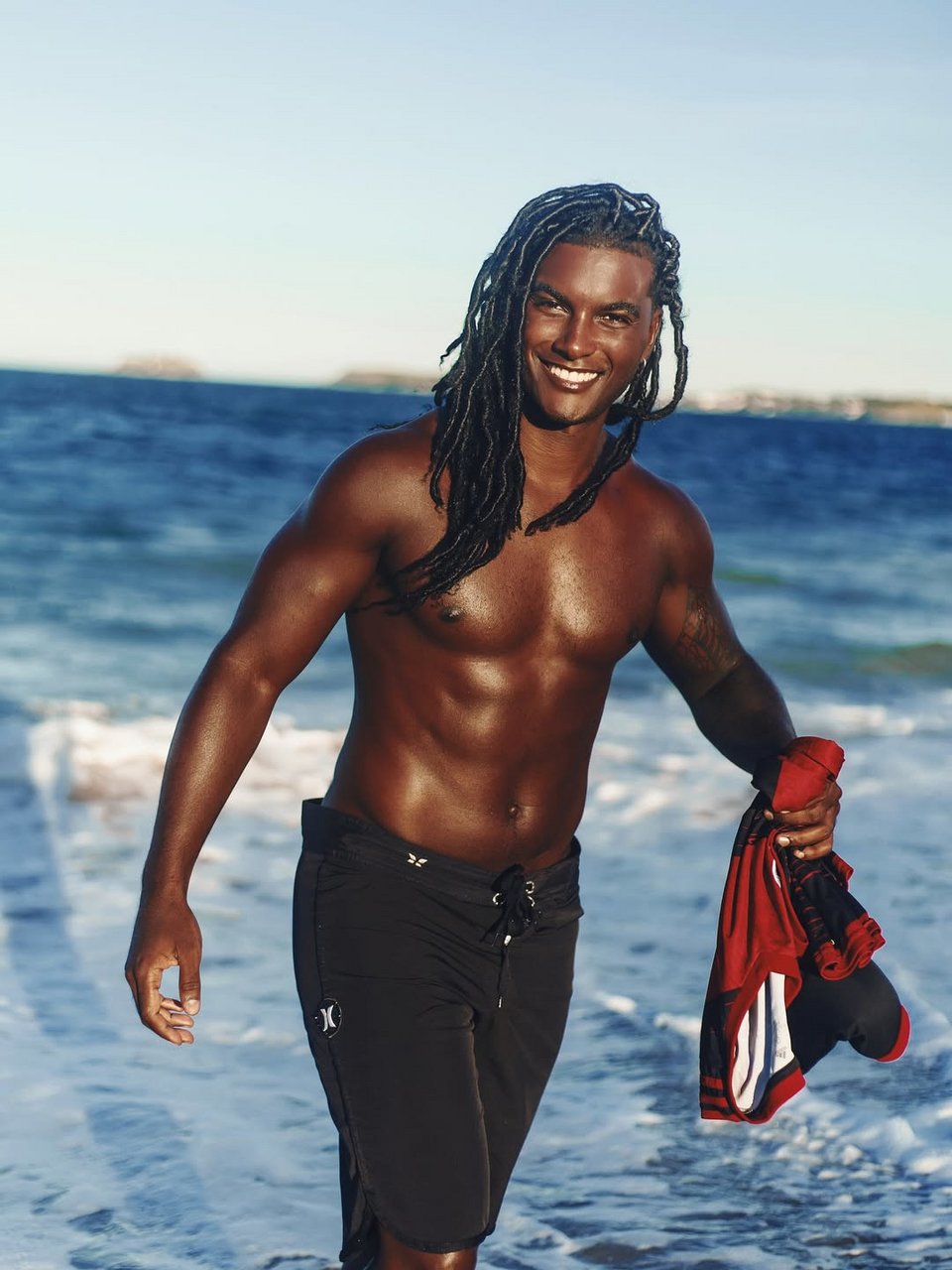 Ο Lucas Prado ποζάρει ημίγυμνος στην παραλία