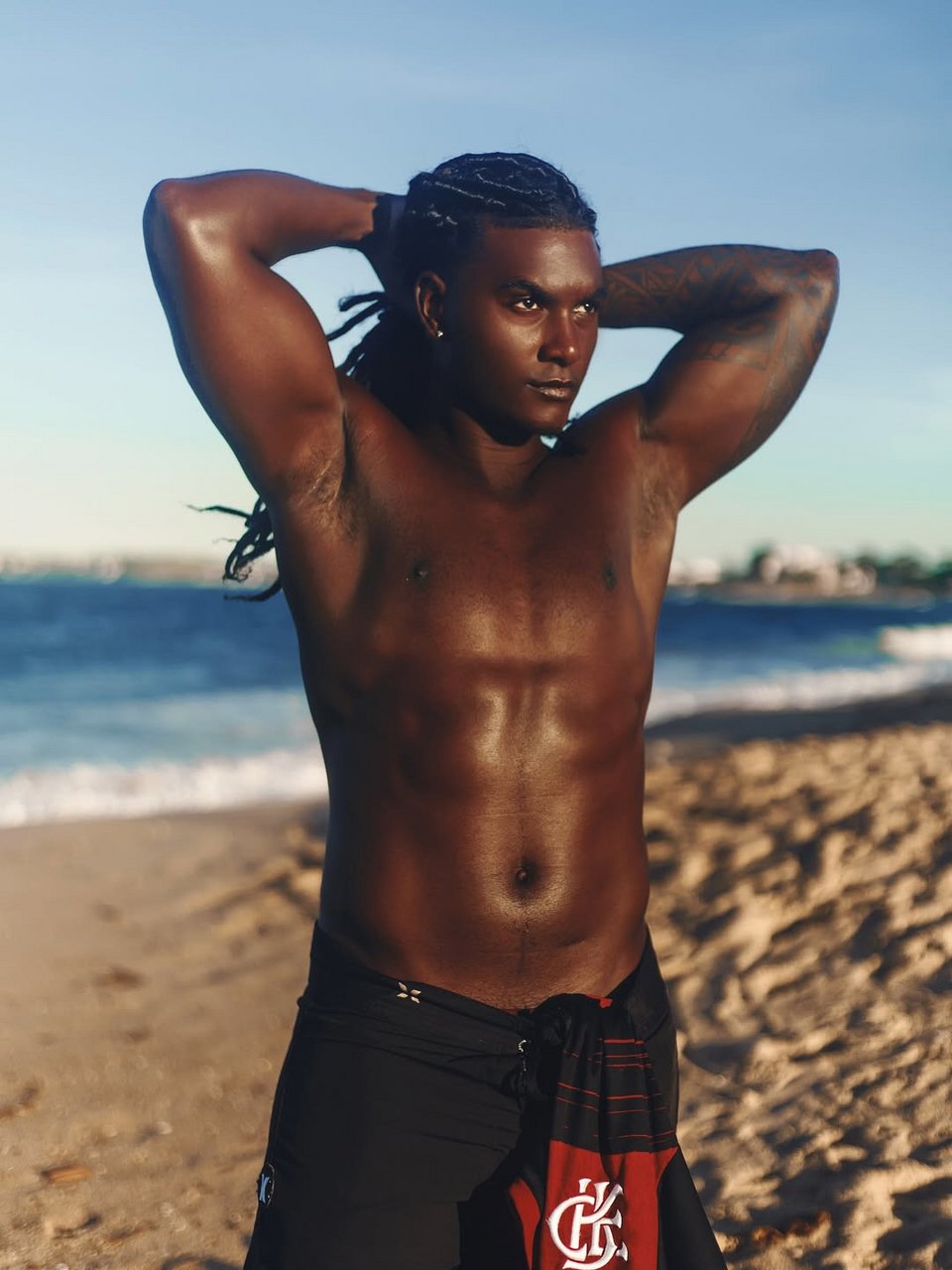 Ο Lucas Prado ποζάρει ημίγυμνος στην παραλία