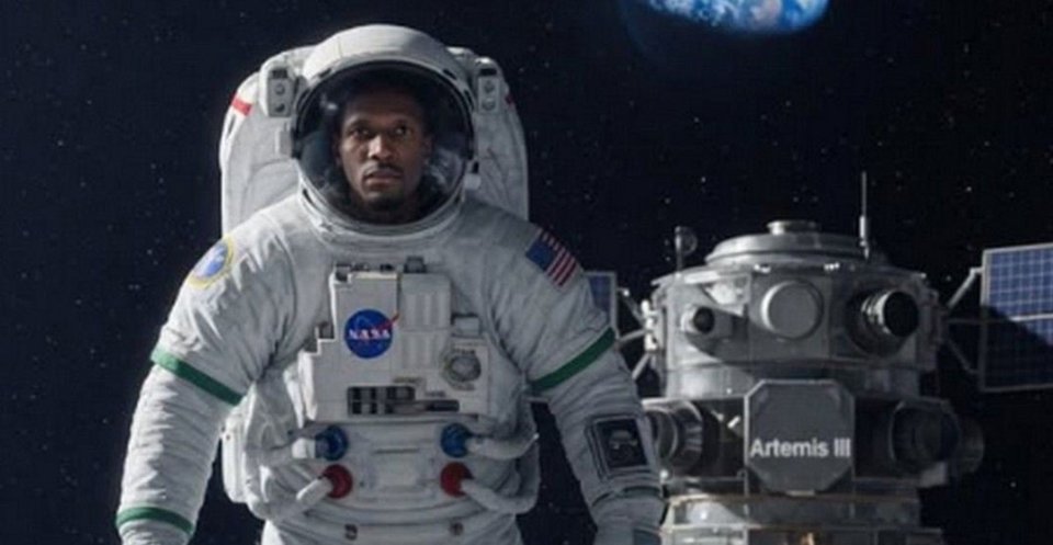 To επικό story του Νάιτζελ Χέιζ Ντέιβις με τον εαυτό του να... ταξιδεύει στη σελήνη