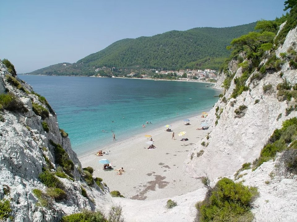 Η παραλία Χόβολο στη Σκόπελο