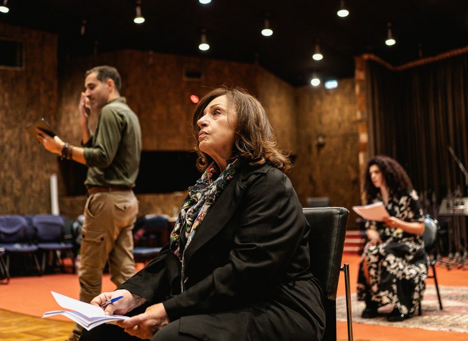 «Σε αυτά τα κείμενα και αυτές τις μουσικές δεν υπάρχει το σήμερα και το χτες. Εδώ είναι το για πάντα», αναφέρει η Χάρις Αλεξίου