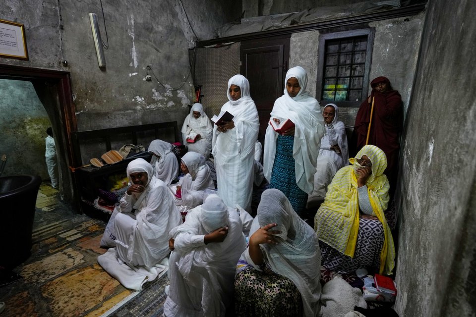  Αιθίοπες Ορθόδοξοι Χριστιανοί πιστοί, στην Εκκλησία του Παναγίου Τάφου μετά την άρση των περιορισμών / Φωτογραφία: AP 