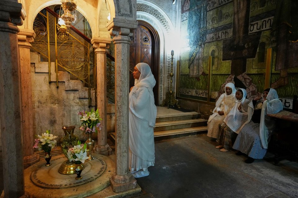  Αιθίοπες Ορθόδοξοι Χριστιανοί πιστοί, στην Εκκλησία του Παναγίου Τάφου μετά την άρση των περιορισμών / Φωτογραφία: AP