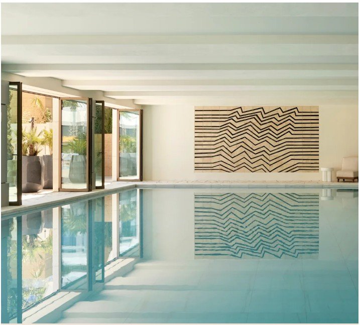 Η εσωτερική πισίνα του Conrad Athens The Ilisian / Φωτογραφία: Conrad Athens The Ilisian