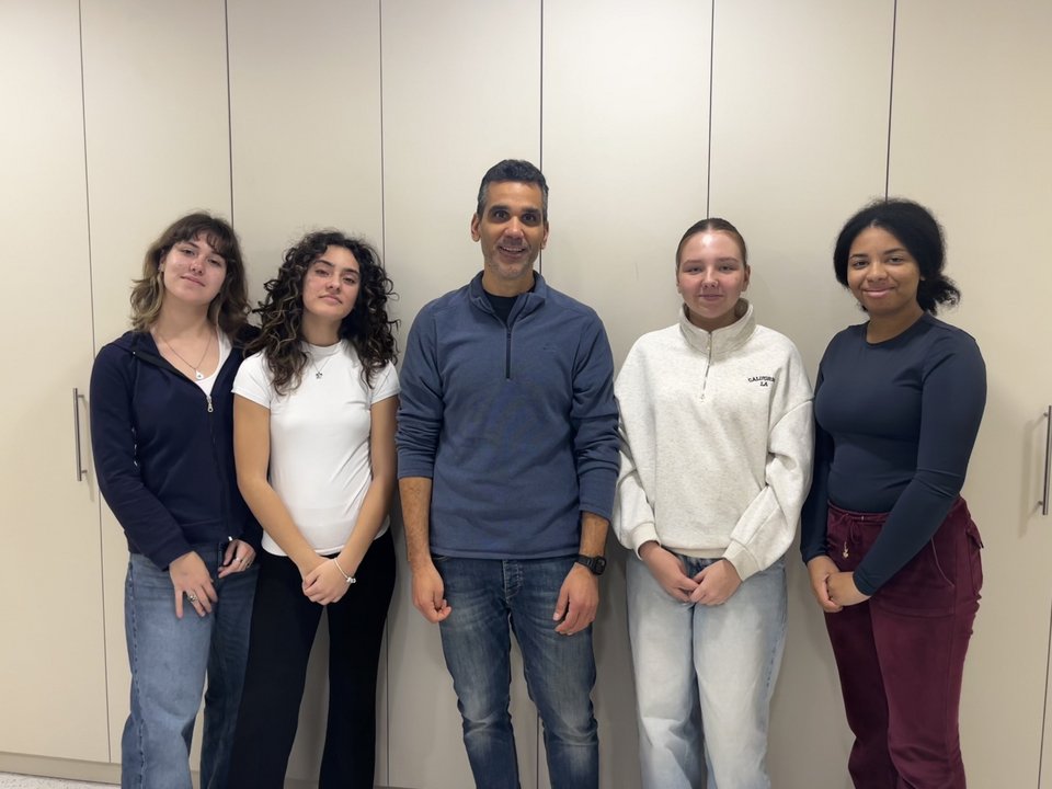 Οι μαθήτριες, Eva Golikova, Ελευθερία Τζαγκαράκη, Αλεξάνδρα Παπαδογιωργάκη και Ζουλιέν Χαραλαμπάκη με επιβλέποντα εκπαιδευτικό τον κ. Άλκη Μπακαρό