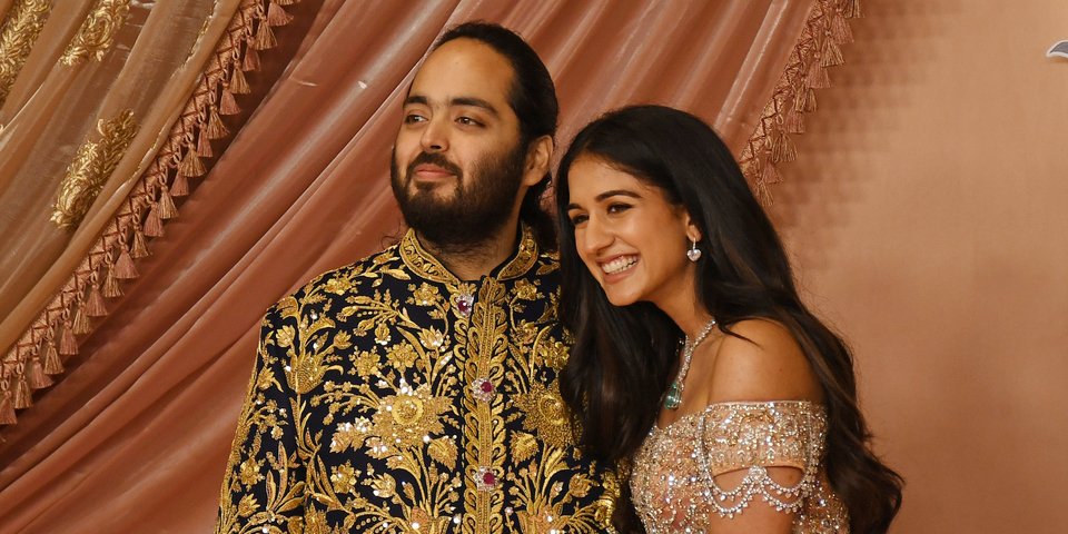 O νεαρός Αμπάνι με την σύζυγό του