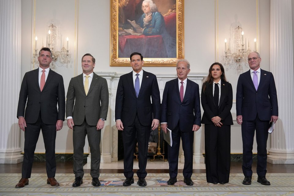 Από αριστερά, ο Michael Needham, σύμβουλος του υπουργείου Εξωτερικών των ΗΠΑ, ο πρέσβης των ΗΠΑ στα Ηνωμένα Έθνη Mike Waltz, ο υπουργός Εξωτερικών Marco Rubio, ο πρέσβης των ΗΠΑ στον Λίβανο Michel Issa, η πρέσβης του Λιβάνου στις ΗΠΑ Nada Hamadeh Moawad και ο πρέσβης του Ισραήλ στις ΗΠΑ, Yechiel Leiter / Φωτογραφία: AP