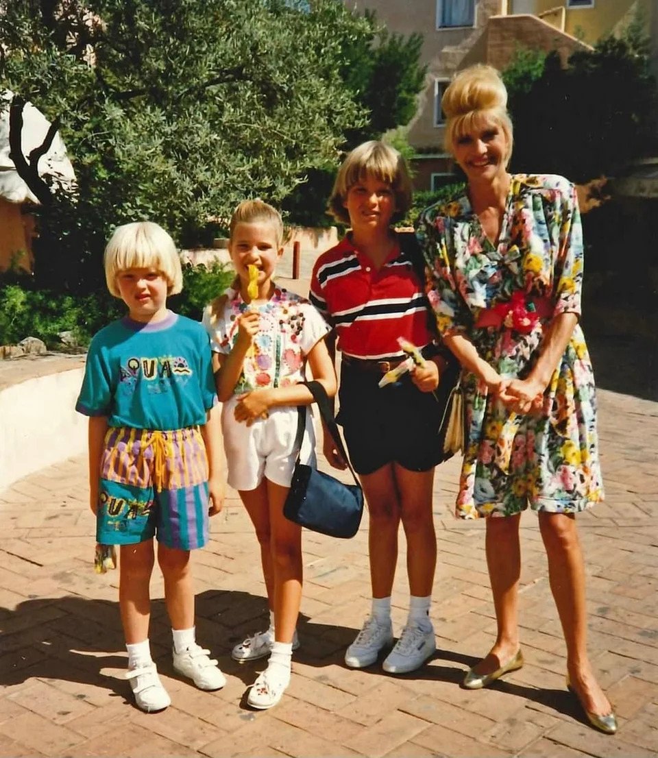 Η Ιβάνα Τραμ πμε τα τρία της παιδιά