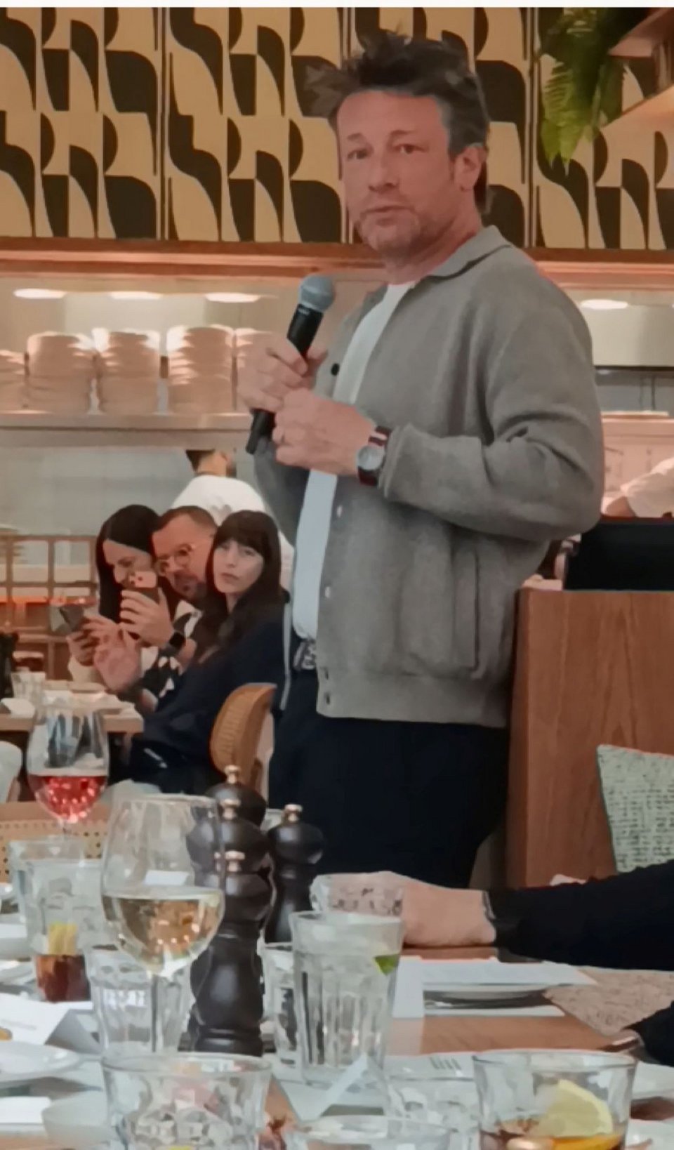 Ο Τζέιμς όλιβερ στο εστιατόριο του στην Αθήνα