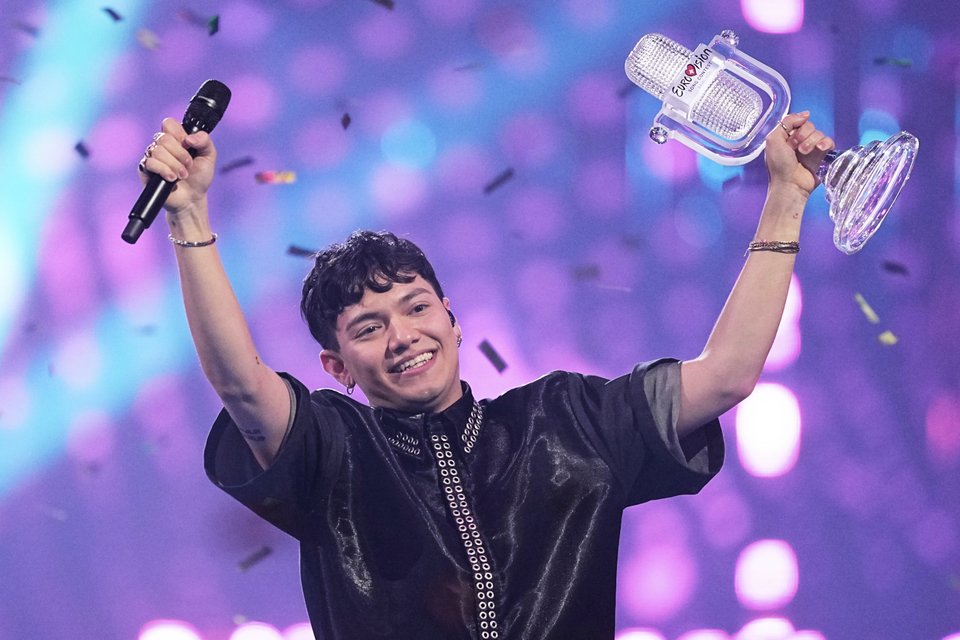 Ο νικητής της Eurovision, JJ από την Αυστρία, κρατά το τρόπαιο πάνω στη σκηνή, έχοντας κερδίσει με το τραγούδι «Wasted Love» το 2025