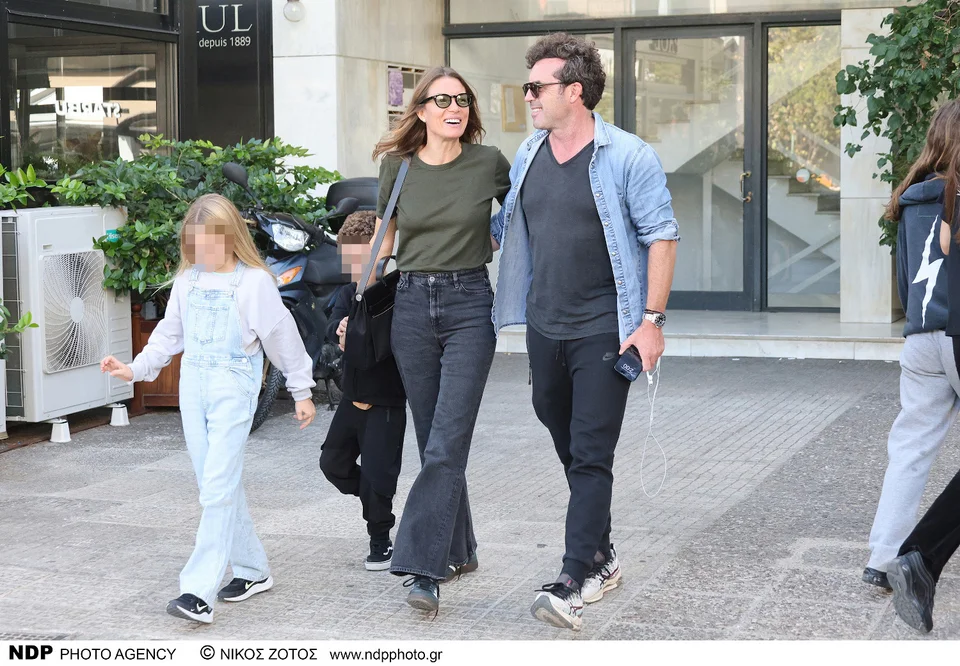 Βίκυ Καγιά και Ηλίας Κρασσάς με τα παιδιά τους