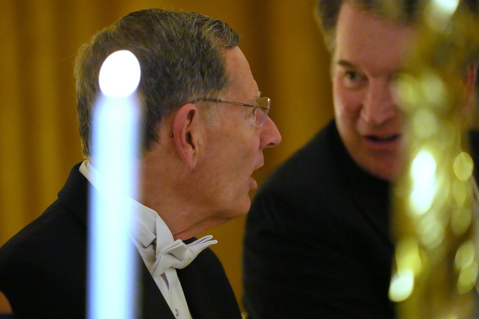 O δικαστής Μπρετ Κάβανο του Ανωτάτου Δικαστηρίου με τον Ρεπουμπλικανό γερουσιαστή Τζον Μπαράσο