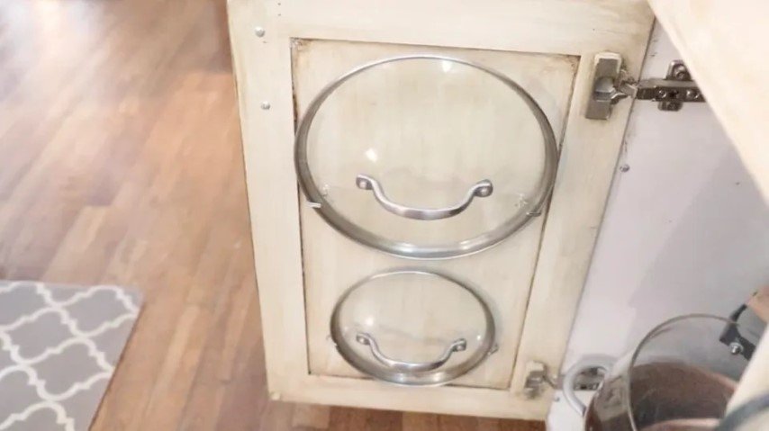 Αποθηκεύστε τα καπάκια από τις κατσαρόλες χωρίς προβλήματα / Φωτογραφία: YouTube, AtHomeWithQuita