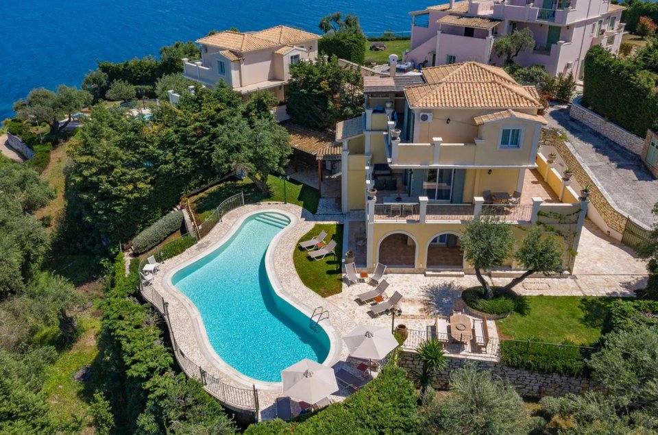 Κτήμα με τρεις βίλες στα 16 εκατ. ευρώ στην Κασσιόπη Κέρκυρας