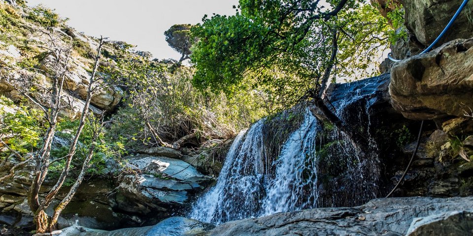 Καταρράκτες και μονοπάτια στη φύση της Άνδρου / shutterstock