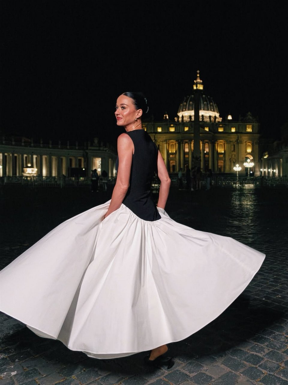 Η Κέιτι Πέρι μπροστά στη βασιλική του Αγίου Πέτρου 