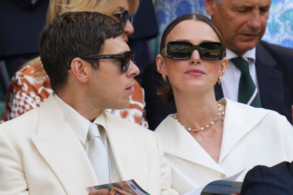 Η Κίρα Νάιτλι με τον σύζυγό της σε αγώνα στο Wimbledon πέρυσι το καλοκαίρι 