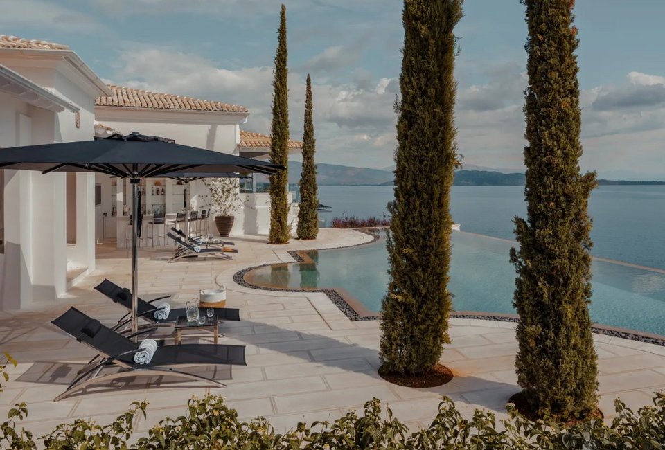 Υπερπολυτελής παραθαλάσσια βίλα στο Νησάκι της Κέρκυρας