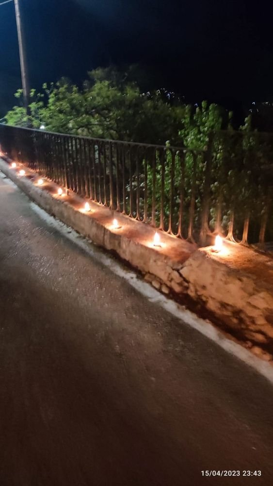 Τα τοποθετούν σε όλες τις γειτονιές, στα σοκάκια, στις σκάλες, έξω από τις εκκλησίες και σκορπούν ένα απαλό, ζεστό φως μέσα στη νύχτα.