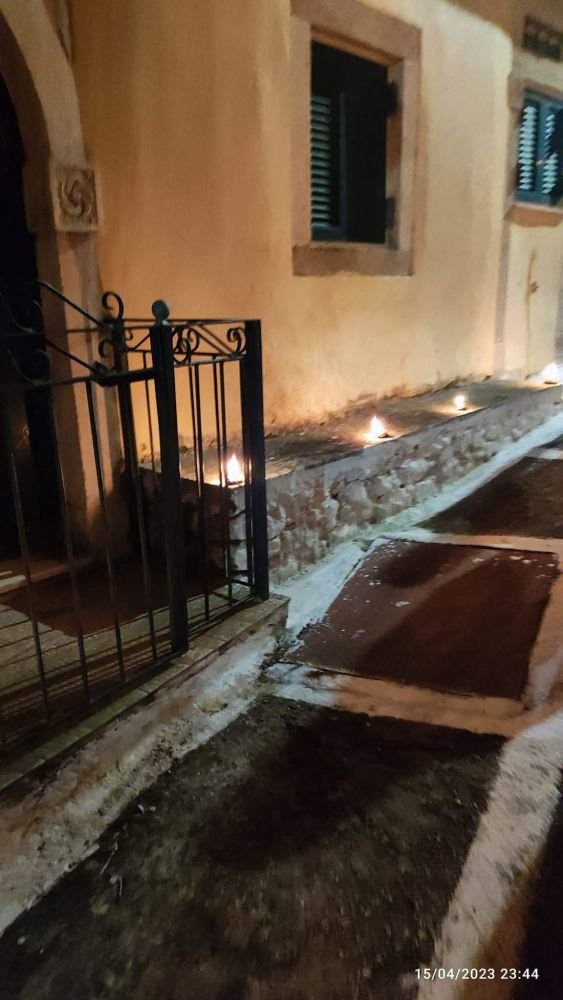 Τα τοποθετούν σε όλες τις γειτονιές, στα σοκάκια, στις σκάλες, έξω από τις εκκλησίες και σκορπούν ένα απαλό, ζεστό φως μέσα στη νύχτα.