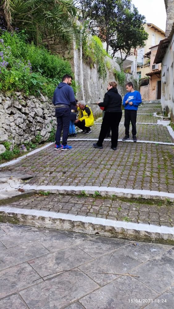 Το φως των σαλιγγαριών συνοδεύει τη σιωπή και την προσευχή, δημιουργώντας μια ατμόσφαιρα μοναδική, σχεδόν μαγική