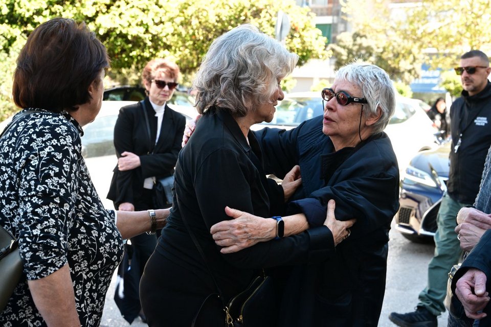 Το τελευταίο «αντίο» στον Βασίλη Ρίζο, τον γιο της Θεανώς Φωτίου, που έφυγε από τη ζωή σε ηλικία 48 ετών είπαν σήμερα συγγενείς και φίλοι στο Α΄ Νεκροταφείο