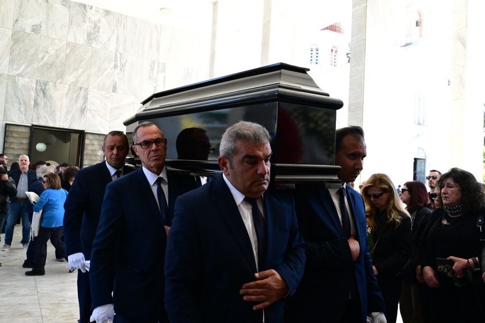 Το τελευταίο «αντίο» στον Βασίλη Ρίζο, τον γιο της Θεανώς Φωτίου, που έφυγε από τη ζωή σε ηλικία 48 ετών είπαν σήμερα συγγενείς και φίλοι στο Α΄ Νεκροταφείο