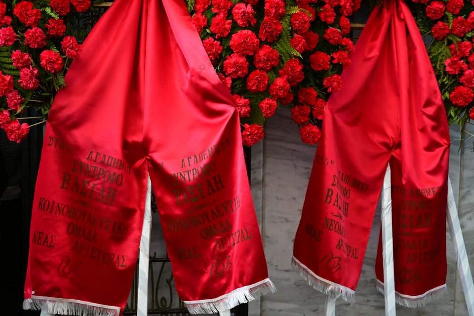 Στεφάνι απο την Κοινοβουλευτική Ομάδα της Νέας Αριστεράς