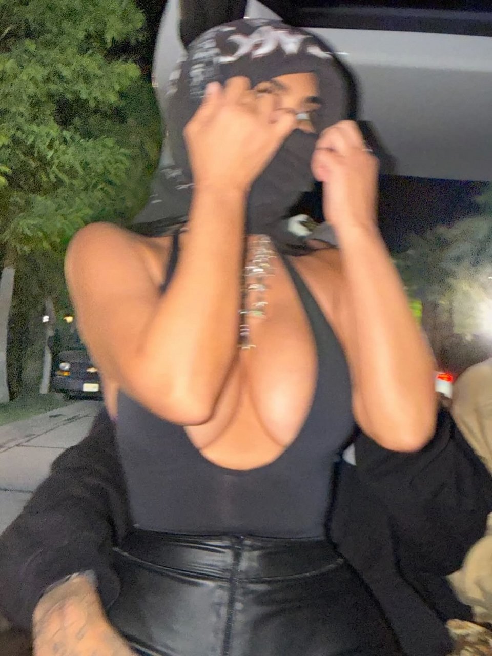 Η Κιμ Καρντάσιαν κάθεται στα πόδια του Lewis Hamilton 